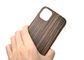 غطاء هاتف iPhone 11 من خشب الأبنوس المحفور ضد بصمات الأصابع